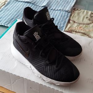 Nike Big Kids Kyrie Flytrap II bball shoes